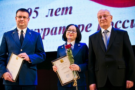 Губернатор Юрий Берг поздравил с юбилеем сотрудников прокуратуры